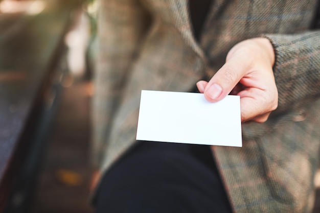 Foto mittlerer abschnitt einer person, die ein papier mit text hält