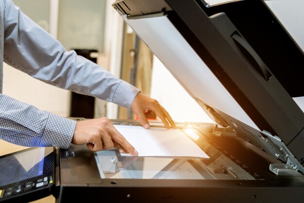 Foto mittlerer abschnitt eines mannes, der im büro ein papierfotokopiergerät druckt