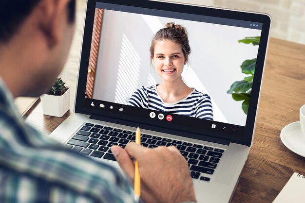 Foto mittlerer abschnitt eines mannes, der im café über einen videogespräch spricht