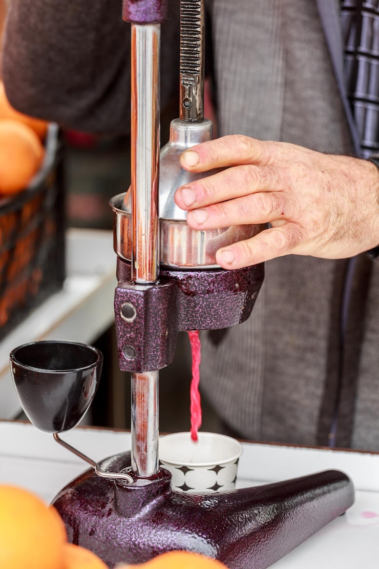 Foto mittlerer abschnitt eines mannes, der mit gläsern saft arbeitet