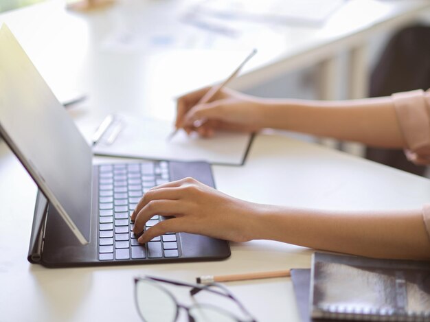 Foto mittlerer abschnitt eines mannes mit laptop auf dem tisch