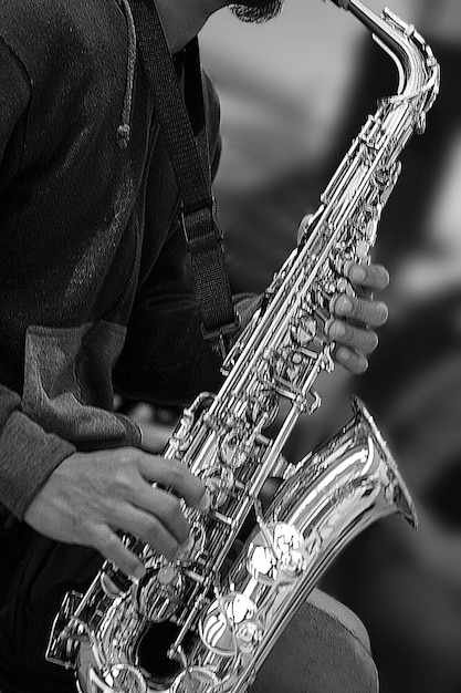 Foto mittlerer abschnitt eines saxophonisten