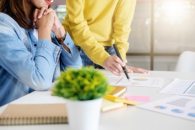 Foto mittlerer abschnitt von geschäftsfrauen, die im büro papierarbeit erledigen