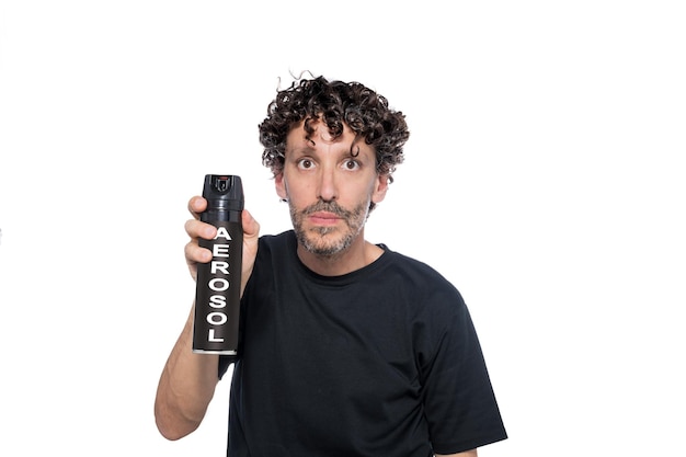 Mittlerer Mann mit einer Spraydose isoliert auf weißem Hintergrund Konzept der Luftverschmutzung