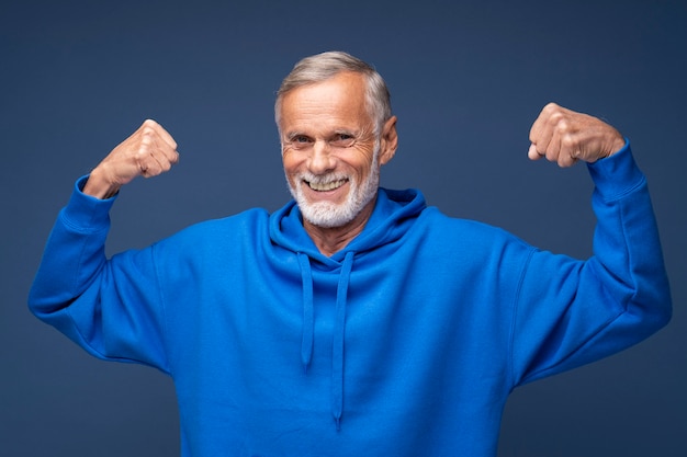 Foto mittlerer schuss älterer mann posiert