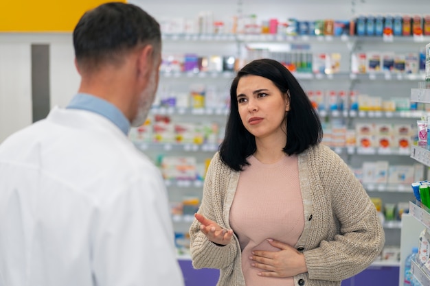 Foto mittlerer schuss apotheker, der patienten hilft