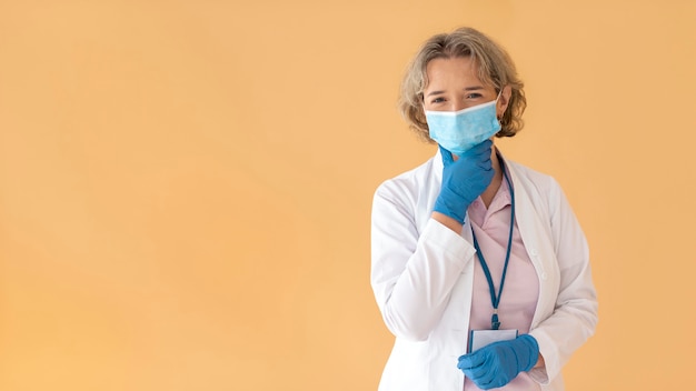 Foto mittlerer schuss arzt mit maske