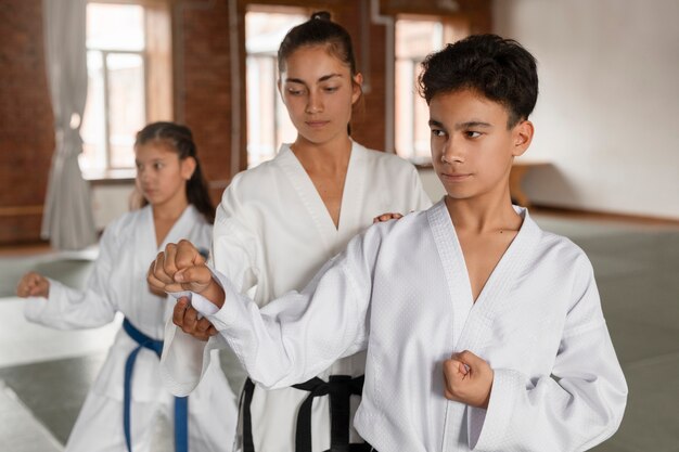 Foto mittlerer schuss asiaten üben taekwondo