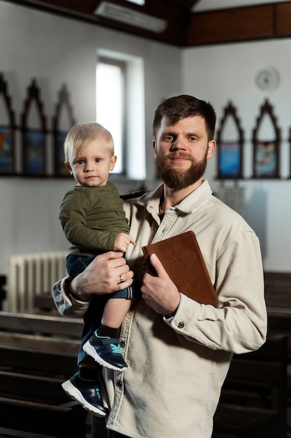 Foto mittlerer schuss christlicher mann und kind