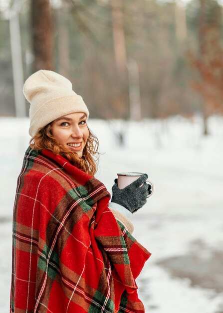 Foto mittlerer schuss glückliche frau, die tasse hält