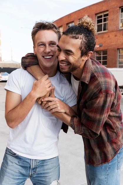 Foto mittlerer schuss glückliche männer, die sich umarmen