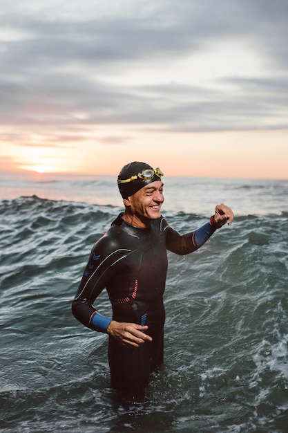 Mittlerer Schuss glücklicher Schwimmer im Meer