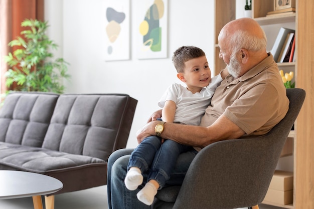 Foto mittlerer schuss großvater und kind auf stuhl