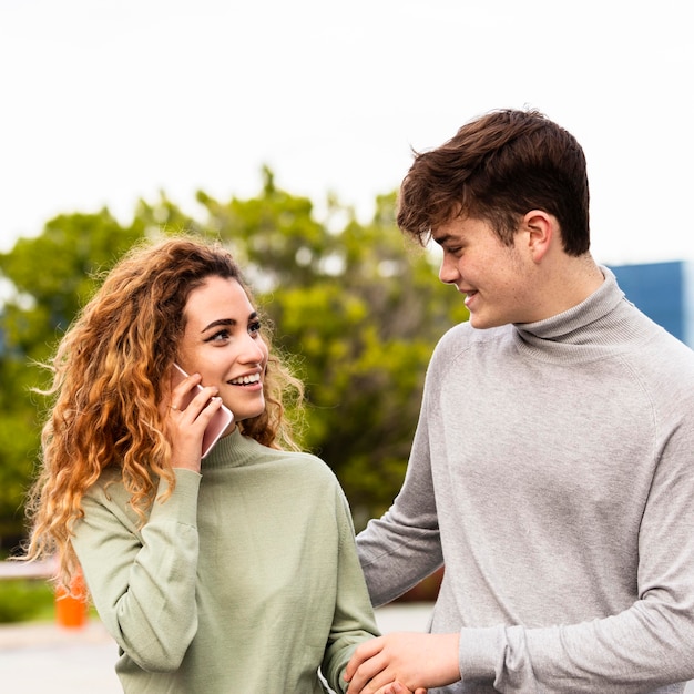 Foto mittlerer schuss mädchen und junge mit gerät