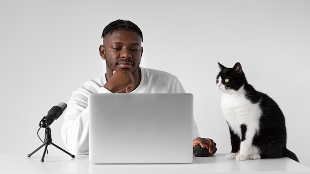 Foto mittlerer schuss mann am schreibtisch mit katze