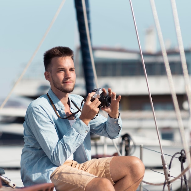 Mittlerer Schuss Mann, der Fotos macht