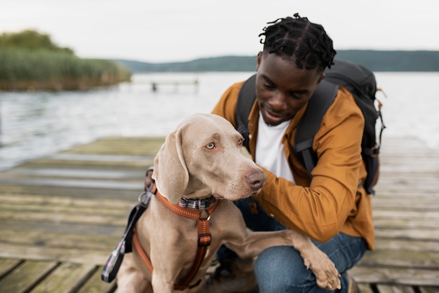 Foto mittlerer schuss mann, der hund streichelt