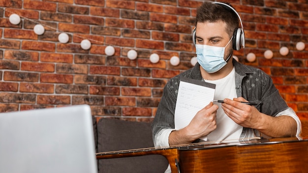 Foto mittlerer schuss mann, der medizinische maske trägt