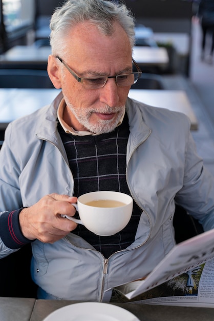 Foto mittlerer schuss mann mit teetasse