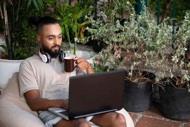 Mittlerer Schuss Mann Telearbeit mit Laptop