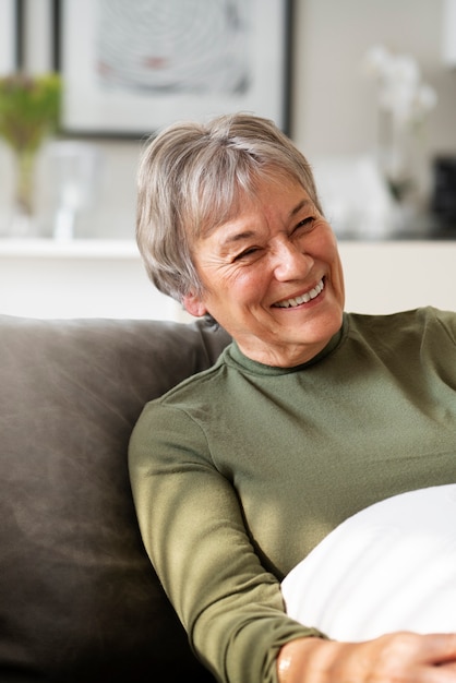 Foto mittlerer schuss smiley alte frau zu hause