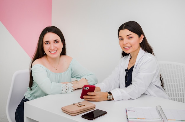 Mittlerer Schuss Smiley Arzt und Patient reden