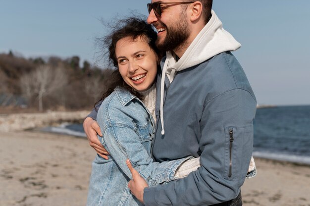 Mittlerer Schuss Smiley-Leute am Meer