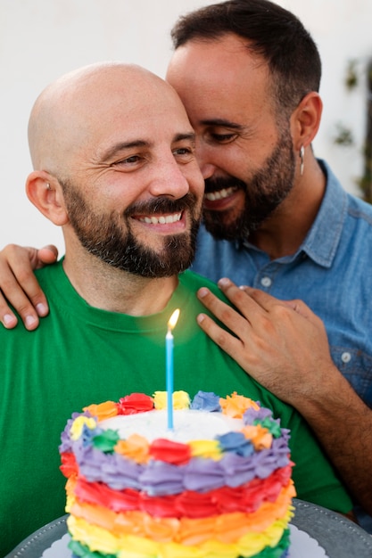 Mittlerer Schuss Smiley-Männer mit Kuchen