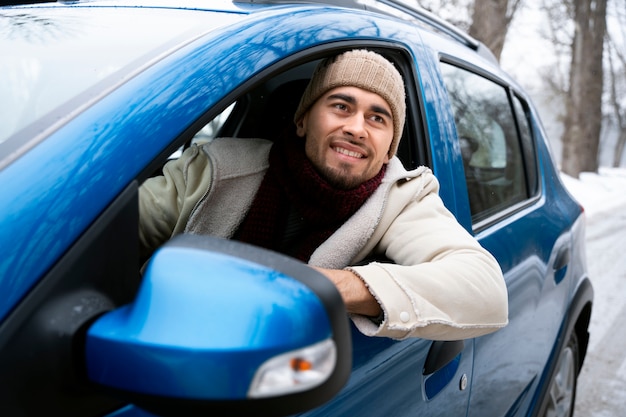 Mittlerer Schuss Smiley-Mann, der Auto fährt