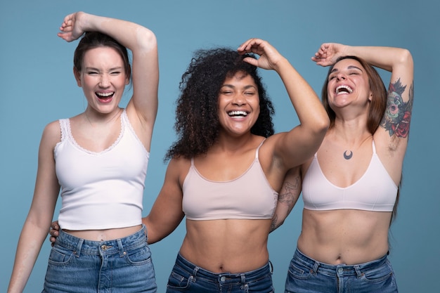 Foto mittlerer schuss smiley schöne frauen posieren