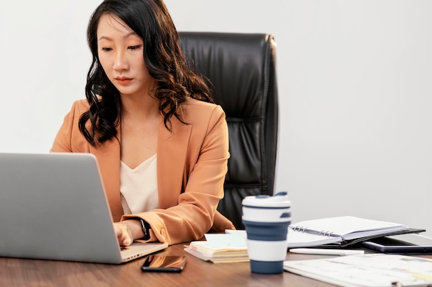 Foto mittlerer schuss teamleiter arbeitet am laptop