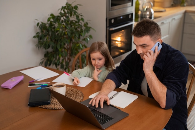 Foto mittlerer schuss vater, der zu hause mit kind arbeitet