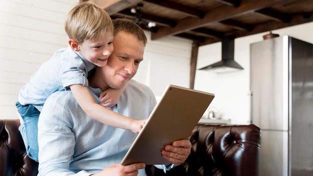 Mittlerer Schuss Vater hält Tablette
