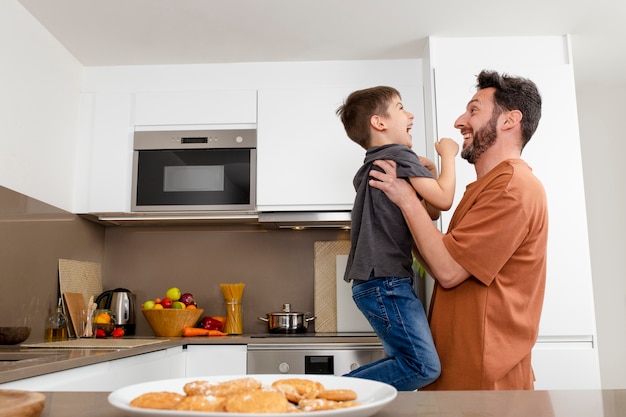 Foto mittlerer schuss vater hodierender junge