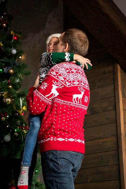 Foto mittlerer schuss vater umarmt mädchen