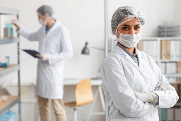 Foto mittlerer schuss wissenschaftler, der im labor aufwirft