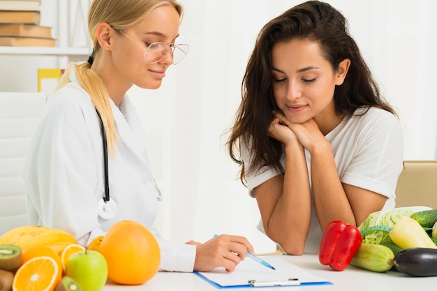 Foto mittlerer schussdoktor, der eine verordnung schreibt