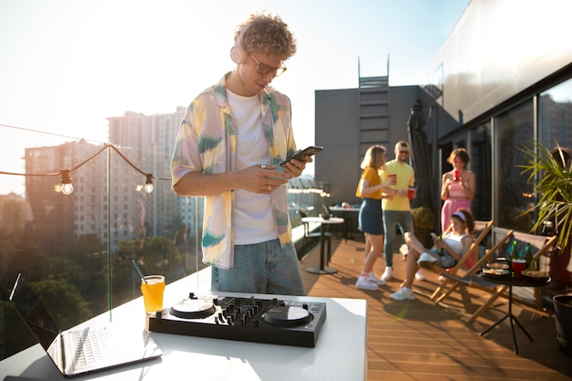 Foto mittlerer schussmann, der dj auf der party im freien ist