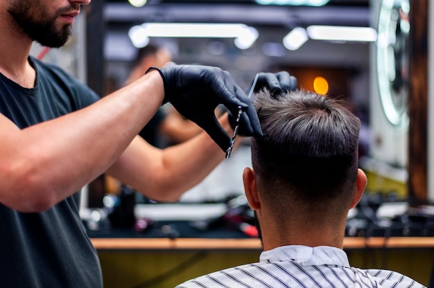 Foto mittlerer schussmann, der einen haarschnitt erhält