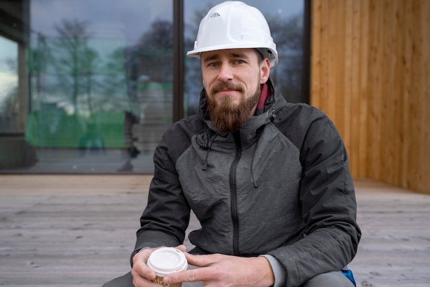 Foto mittlerer schussmann, der kaffeetasse hält