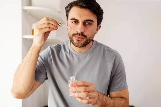 Foto mittlerer schussmann, der serum aufträgt