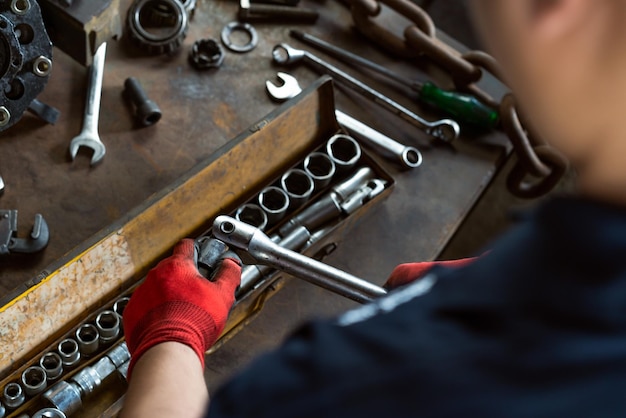 Mittlerer Teil der arbeitenden Frau