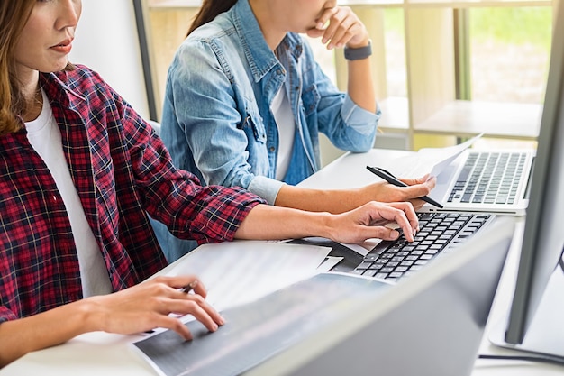 Foto mittlerer teil der frauen, die im büro am schreibtisch arbeiten