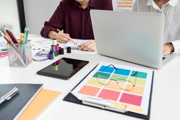 Mittlerer Teil der im Büro arbeitenden Menschen