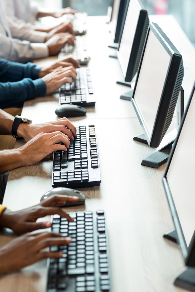 Foto mittlerer teil der kollegen, die am computer arbeiten