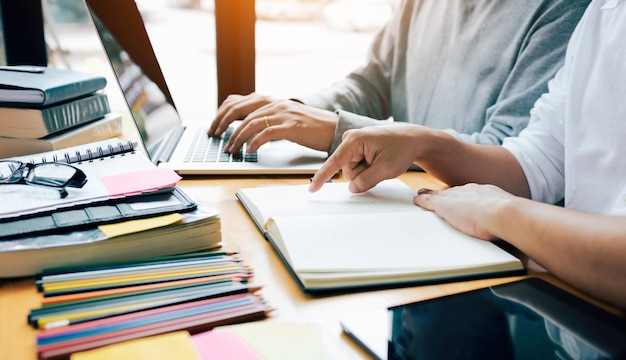 Foto mittlerer teil der personen, die am schreibtisch arbeiten