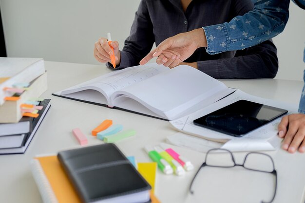 Foto mittlerer teil der weiblichen kolleginnen, die im büro am schreibtisch arbeiten