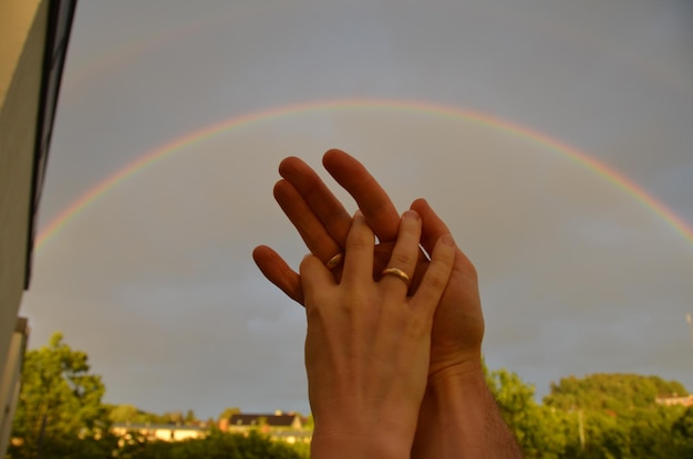 Mittlerer Teil des Regenbogens gegen den Himmel