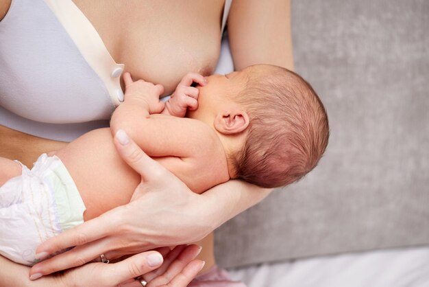 Foto mittlerer teil des stillenden babys