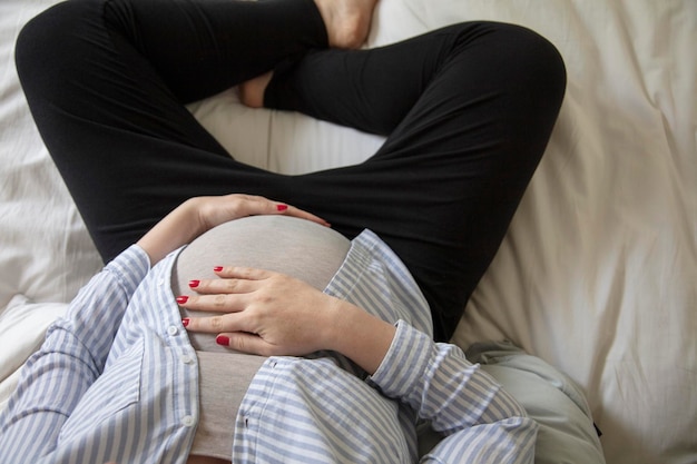 Foto mittlerer teil einer frau, die sich zu hause im bett entspannt